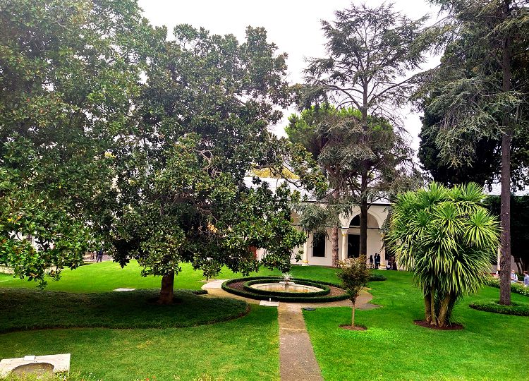 Прекрасную парковую территорию дворца и его строения можно осмотреть за 3 часа