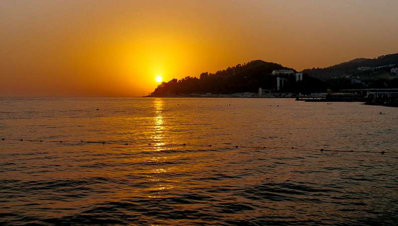 За хостинский мыс Видный каждый день садится солнце