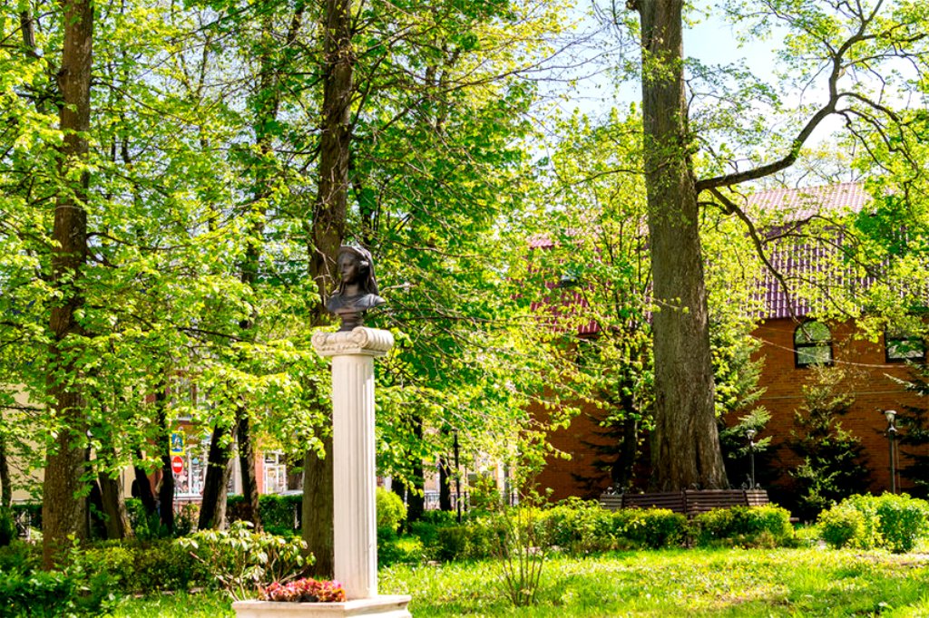 Заглянуть в сквер Королевы Луизы - это увидеть еще одну городскую достопримечательность