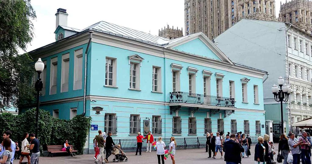 Дом № 53,хранящий воспоминания об А.С.Пушкине, чудом сохранился до наших днем