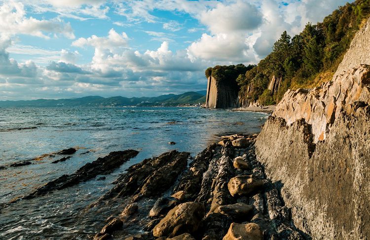 Пешеходный путь к скале влодь моря часто преграждают каменные валуны 