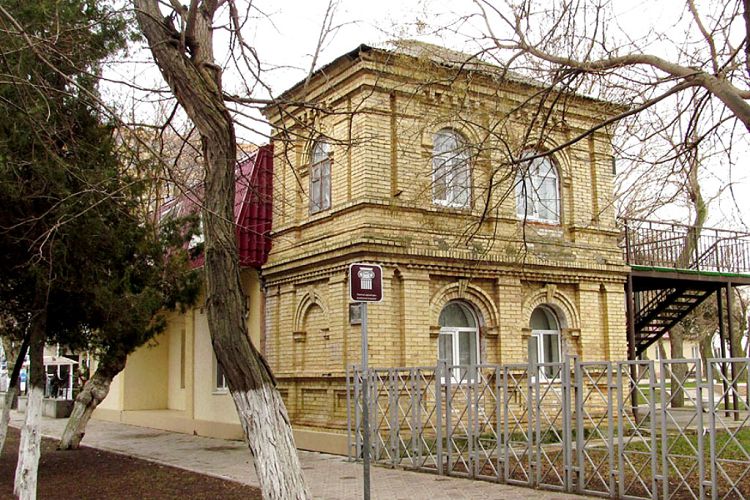 От Домика Веселовского сохранилась только одна башенка