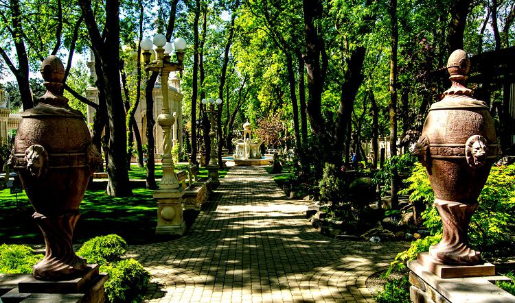 Все тематические зоны соединены между собой тенистыми аллеями