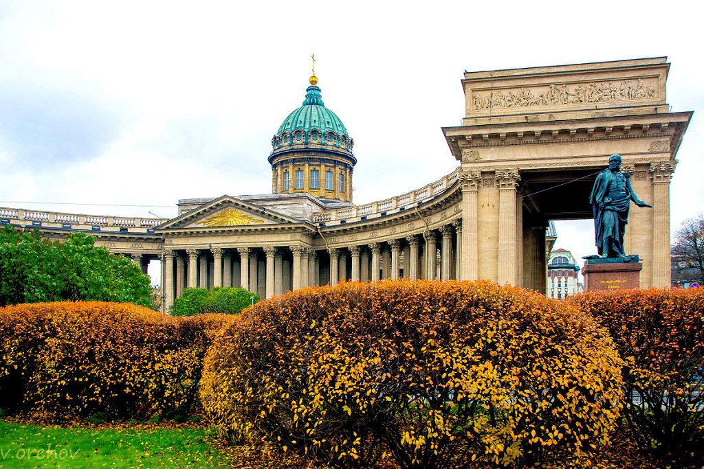 Набережная канала Грибоедова пересекается с Невским проспектом около Казанского собора