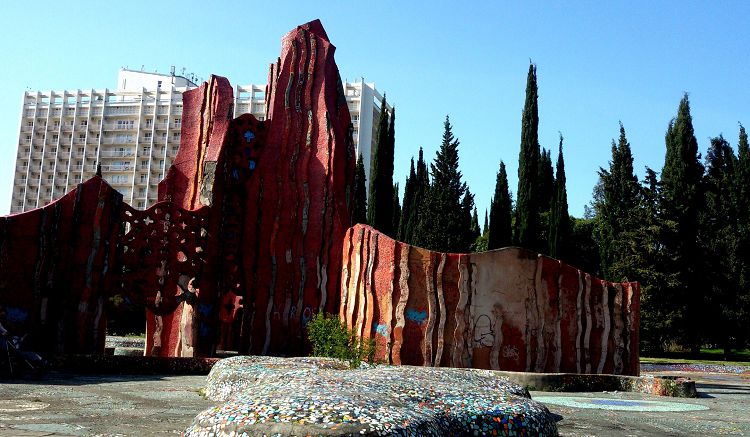 В Адлере есть и современное жилье и местные достопримечательности