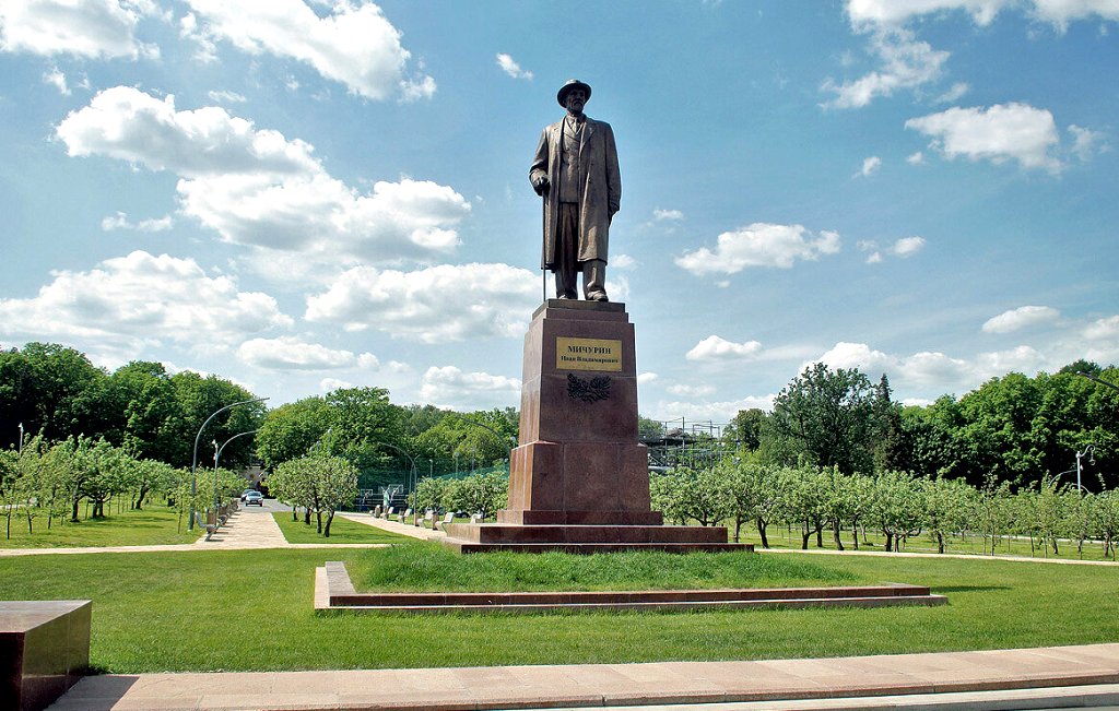 Настоящим памятником И.Мичурину является и сама территория фруктового сада