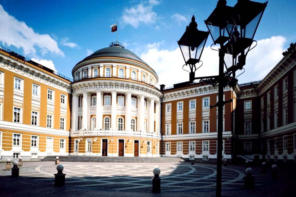 Самый главный зал дворца - Екатерининский - находится под огромным куполом