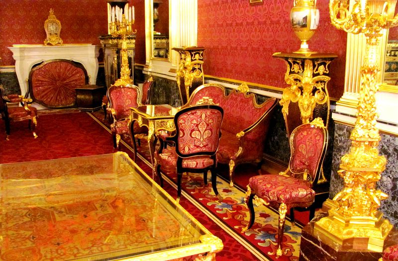 Мебель, тканевый декор, люстры и прочее - все производилось на самом высоком уровне