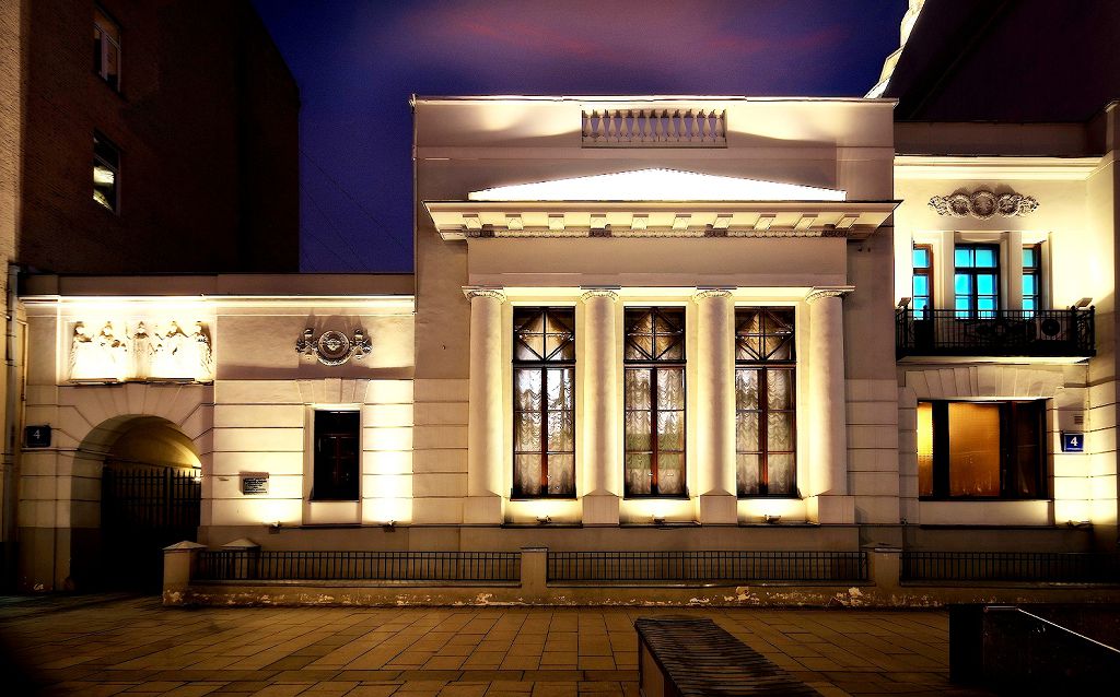 Центром композиции дома Шехтеля является трехчастное окно