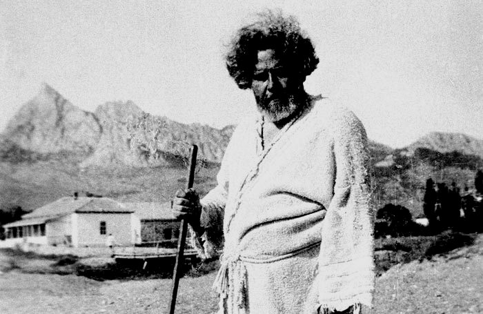 Так одевался в последние годы своей жизни М.Волошин. Ходил он босиком