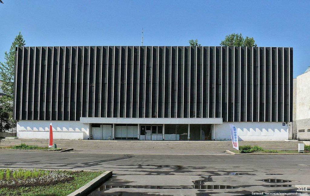 Несколько десятилетий вся красота павильона была скрыта за таким вот фасадом