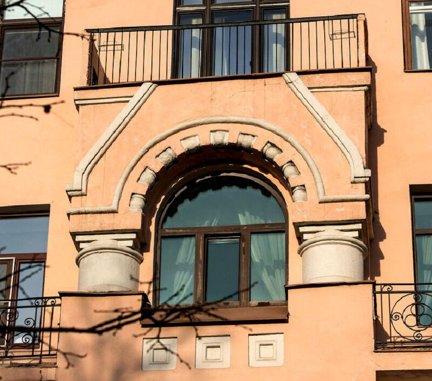 Декорирование фасадов дома № 32 выдержано в неорусском стиле