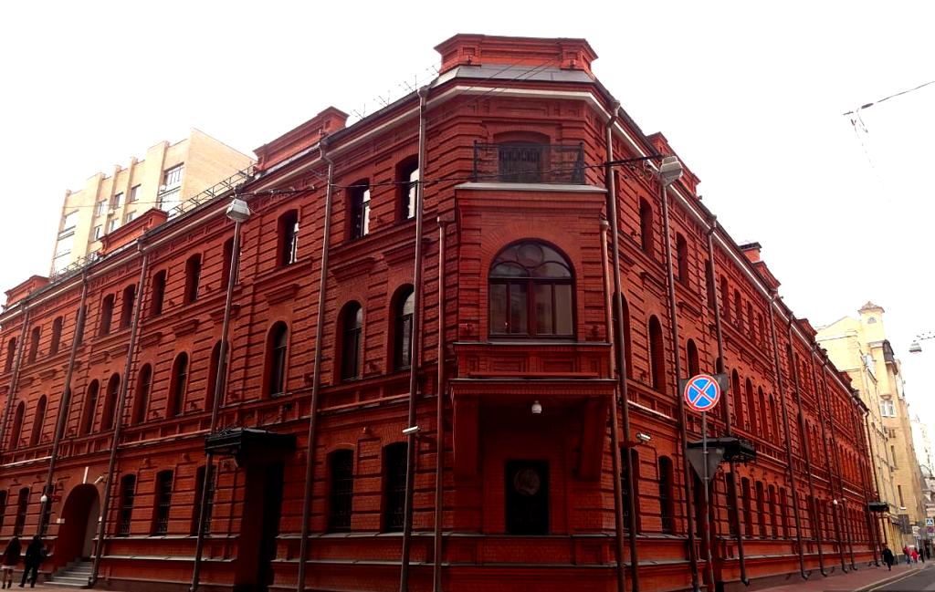 Дом № 1 известен тем, что в нем жил популярный артист Малого Театра - А.И.Сумбатов-Южин