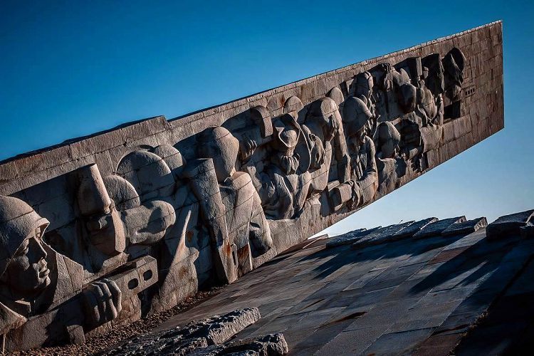 Все изображения мемориальных стен напоминают о тяжелых боях за Новороссийск