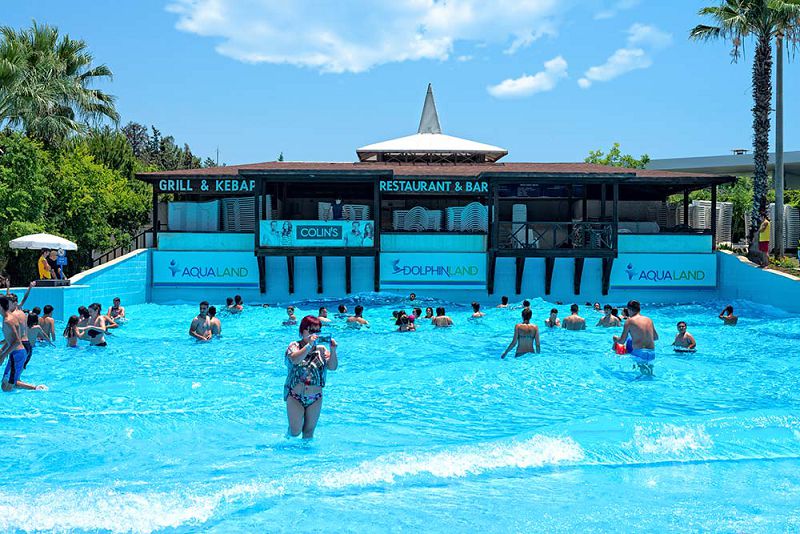 Фудкорт расположен у бассейна