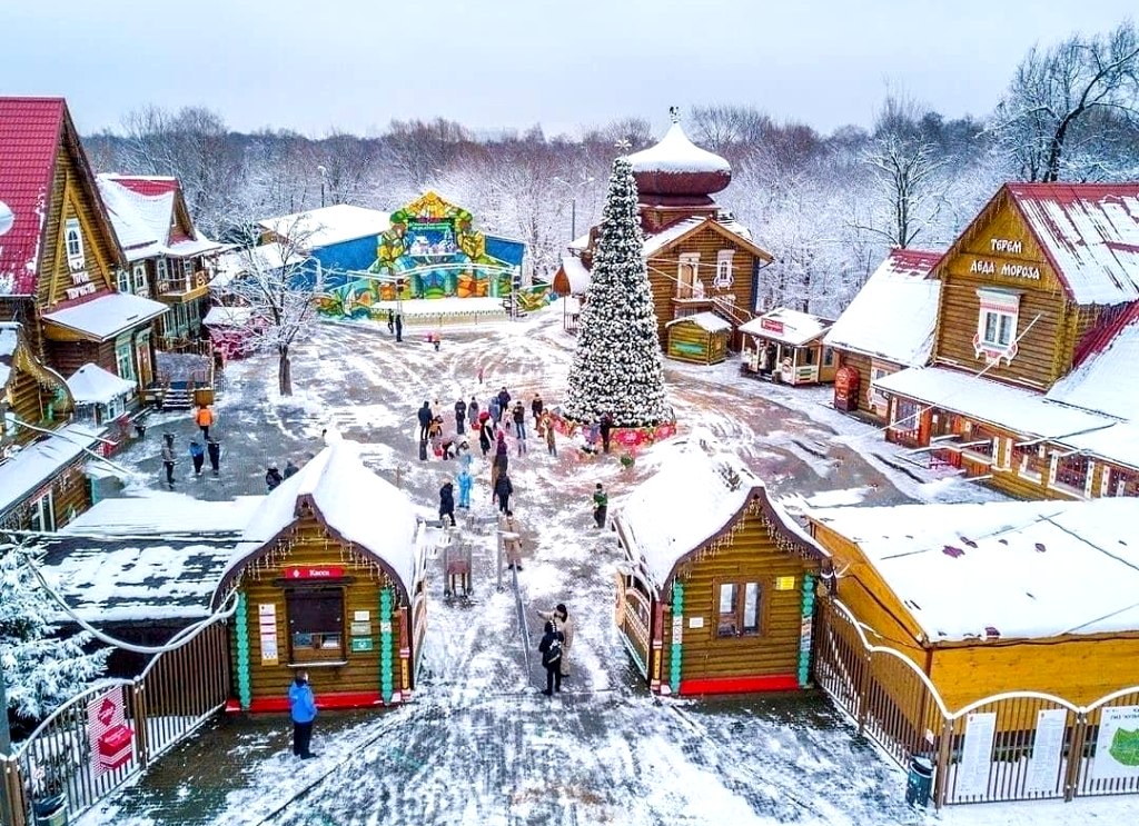 Именно в Кузьминках находится московская Усадьба Деда-Мороза