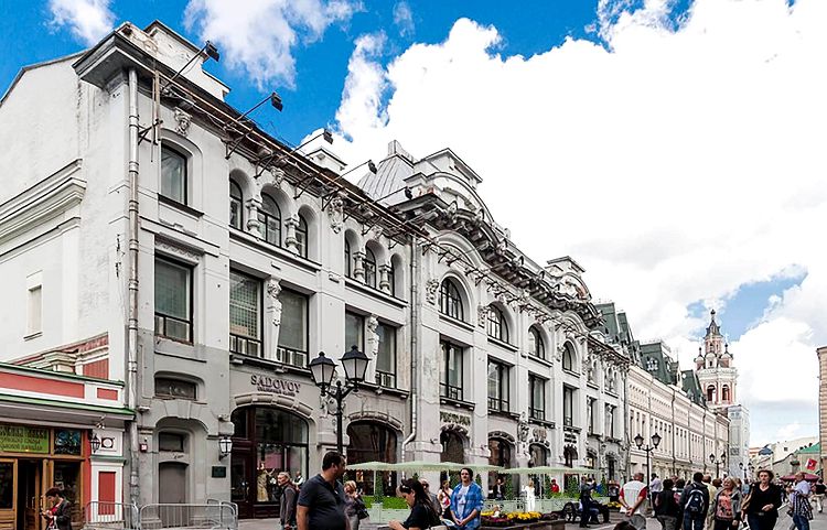 Находится здание Никольских торговых рядов около Казанского собора