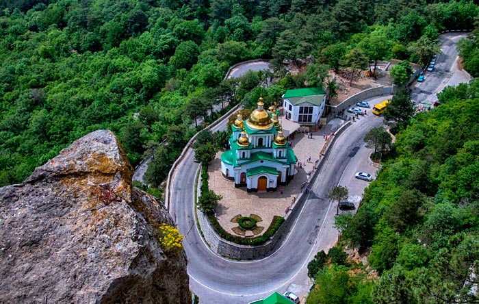 Храм Архангела Михаила на серпантинном островке Севастопольского шоссе