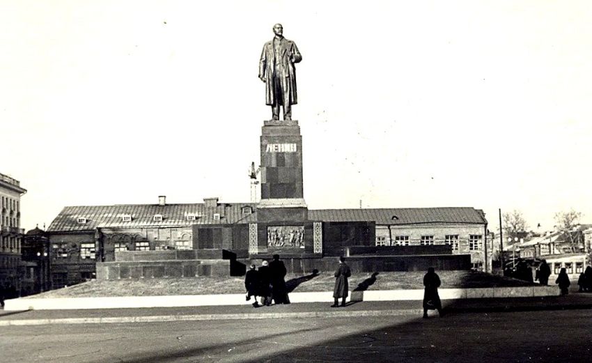 Сегодня представить на Площади Свободы подобное строение просто невозможно