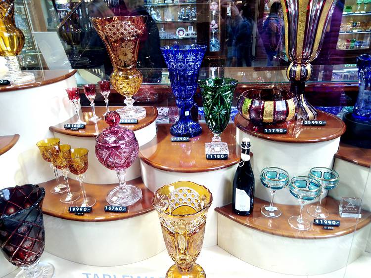 Витрины пражских магазинчиков - это особый маршрут туристических прогулок