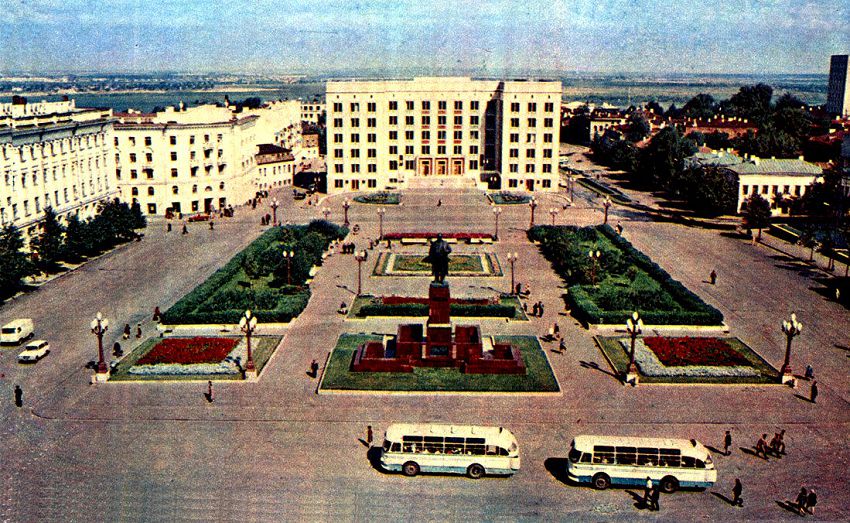 Здание Обкома партии получилось 6-этажным и очень скромным