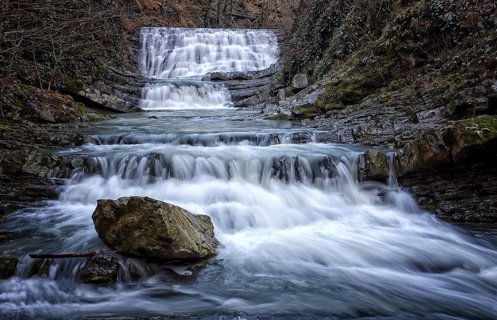 Водопады к концу зимы можно увидеть во всей их красе и полноводье