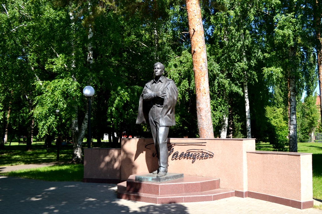 Музей Пастернака находится недалеко от Памятника писателю Музей Пастернака находится недалеко от Памятника писателю