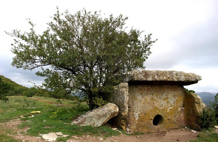 Дольмены Геленджикского района вызывают неизменный интерес у туристов