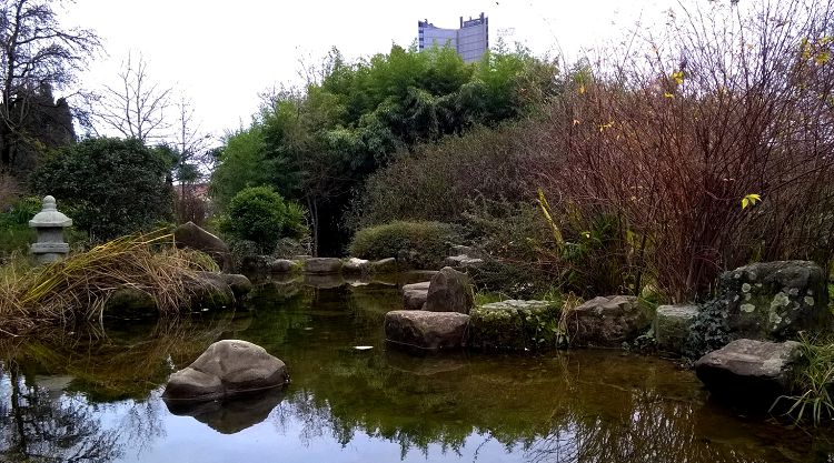 В Поцелуевском сквере есть очень романтические уголки