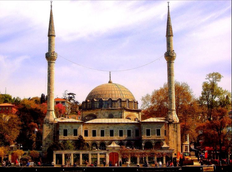 Чуть ниже дворца находится одноименная Мечеть Бейлербейи