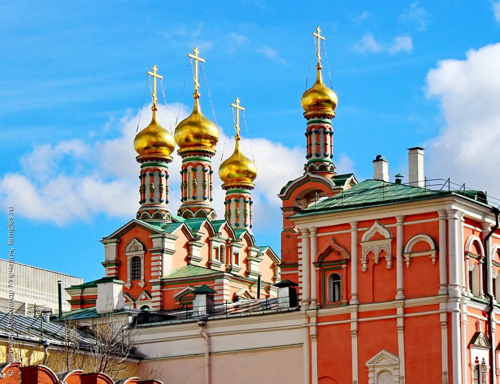 Сегодня купола храма Похвалы Богородице возвращены на исторические барабаны