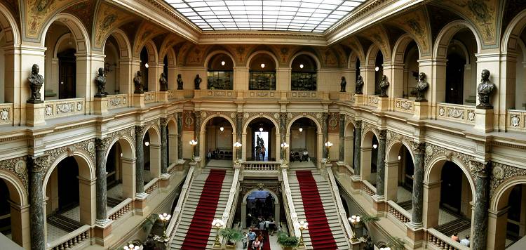 В Национальном музее больший интерес вызовет интерьер здания