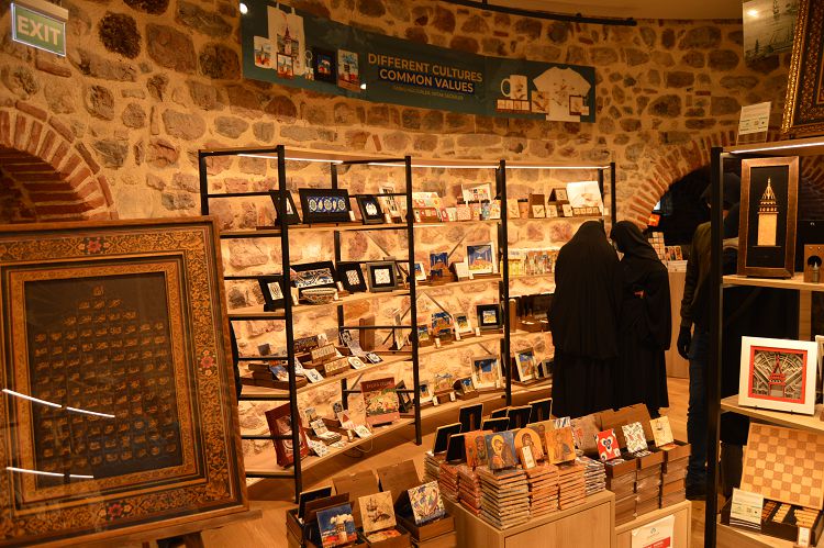 Сувенирный магазин на 2 этаже башни