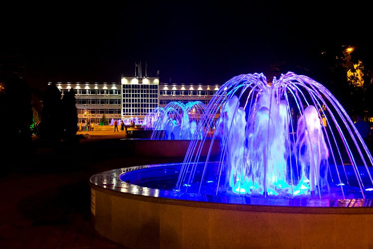 Вечером в Центральном сквере очень красиво и многолюдно