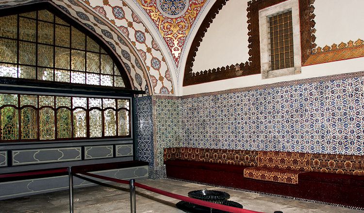 Диван или комната заседаний Совета была не очень большая и соединялась с Канцелярией