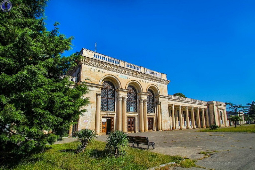 Вокзал гагра фото. Железнодорожный вокзал Гагра. Здание железнодорожного вокзала Гагра. ЖД станция Гагра. ЖД вокзал Гагра.