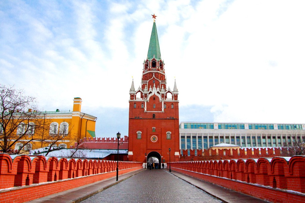 Из Кутафьей башни путь продолжается по Троицкому мосту