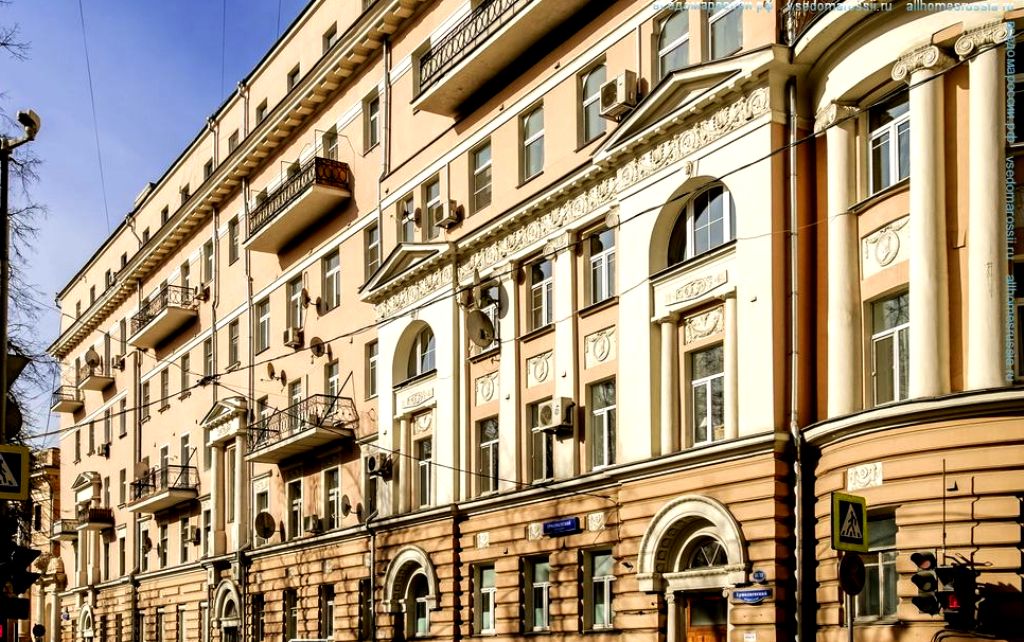 Дом №13 построил в Ермолаевском переулке архитектор В.А, Величкин