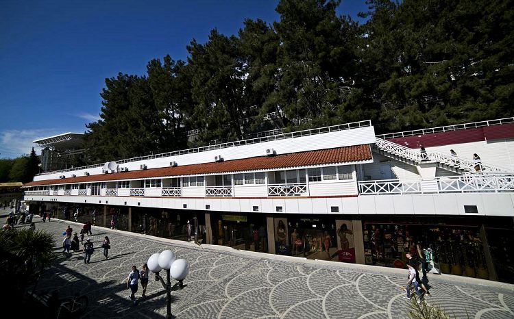 Зона Променада оборудована многочисленными магазинчиками