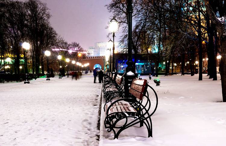 Прогулка по зимним аллеям Александровского сада очень романтична