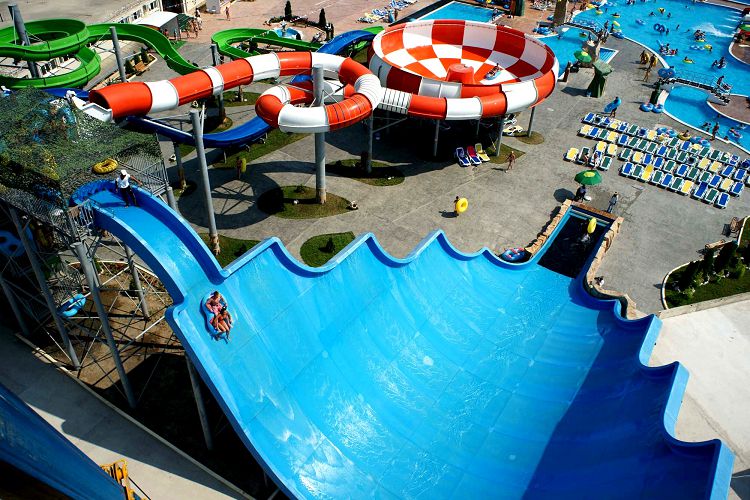 "Цунами" находится рядом со "Спайс ботом". С обоих доносятся крики восторга