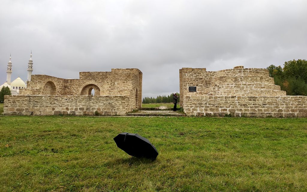 Прямо рядом с Южными воротами находится несколько руин Малого городка