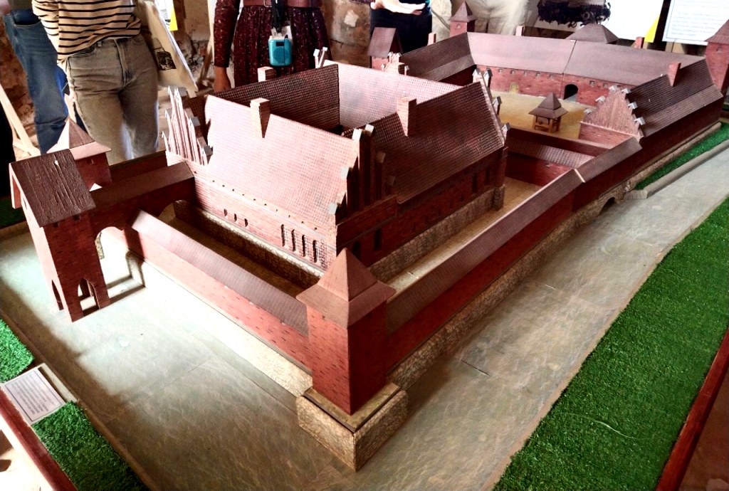 Как выглядел замок в средневековье мы увидим на прекрасно выполненном макете