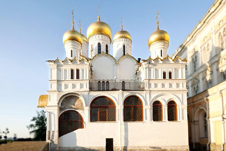 При Иване Грозном по углам собора на втором уровне появились приделы