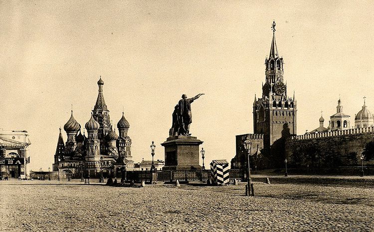 К началу 20 столетия Памятник Минину и Пожарскому переехал в центр Красной площади