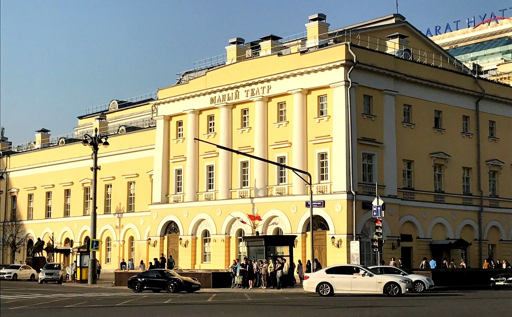По правую руку от Большого театра находится театр Малый