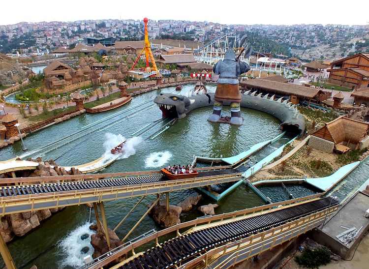 В парке Виаленд имеется три тематические развлекательные территории