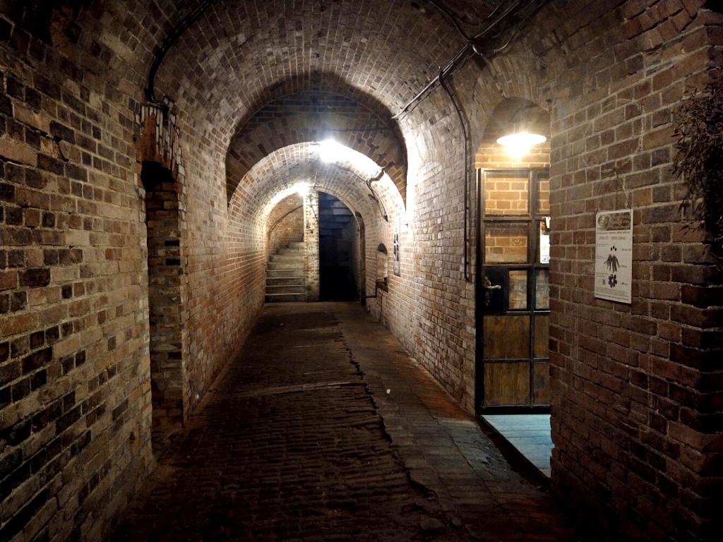 Прогуляться по подземным нескончаемым коридорам будет интересно и детям и взрослым