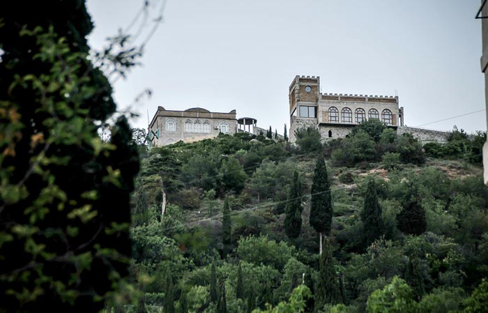 С набережной хорошо видно здание бывшей прачечной Юсуповых
