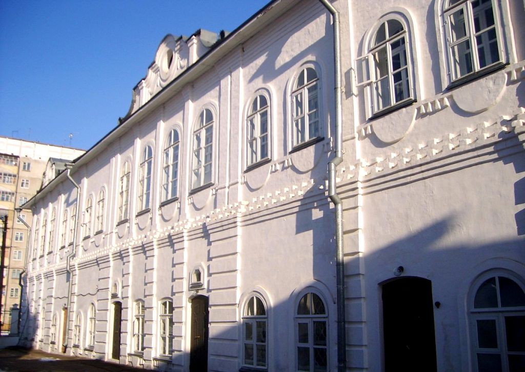 Фасады Дома Пчелина имеют скромный, но оригинальный декор